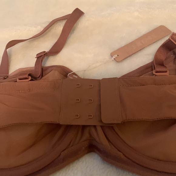 SKIMS (NWT-Bronze) Ultra Fine Mesh Strapless/Strapped Bra - Picture 7 of 9